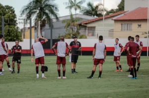 Treinador não conta com atleta suspenso, enquanto atacante é dúvida antes de duelo pela Série A | Foto: Bruno Corsino/ACG