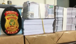 Os criminosos simulavam ter o conhecimento necessário para transformar papel em dinheiro vivo, através de processos químicos de pigmentação por contato, enganando assim suas vítimas | Imagens: Divulgação/ Polícia Civil