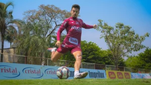 Suspenso da próxima partida da Série B, Arthur Rezende pode ser uma das novidades do Tigre para encarar o Rio Branco-ES, na Copa Verde | Foto: Douglas Monteiro/Vila Nova FC