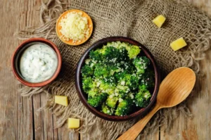 O brócolis, fonte de sulforafanos, tem ação quimioprotetora, o que faz dele um alimento importante na prevenção e no auxílio durante o tratamento do câncer. | Foto: Reprodução
