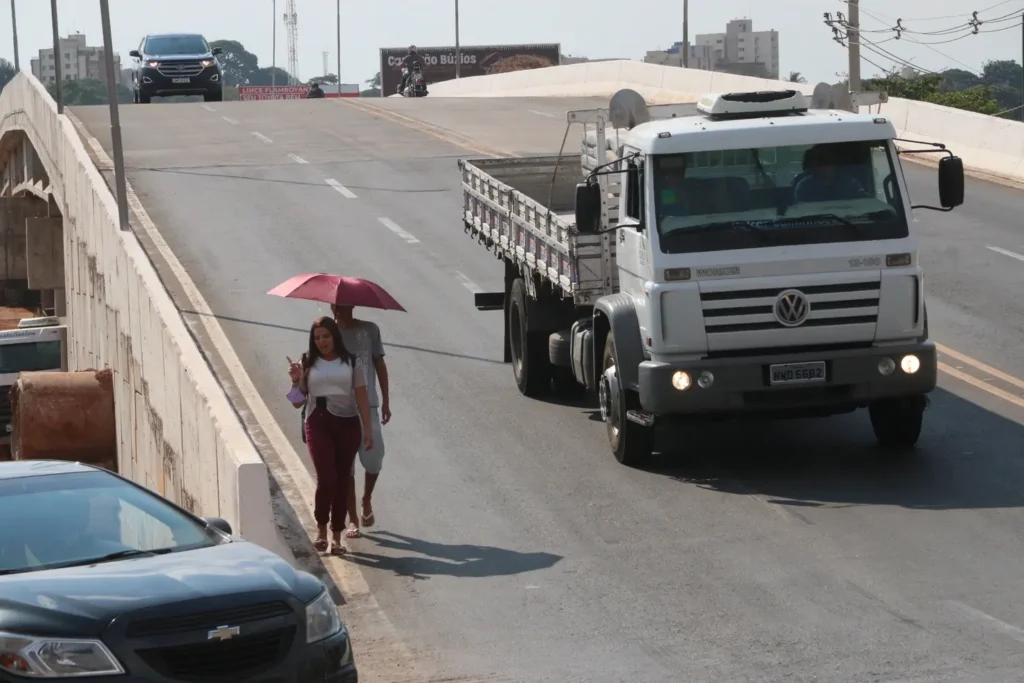 Obras estruturais na Capital não abrem espaço para quem anda a pé | Foto: Jota Eurípedes