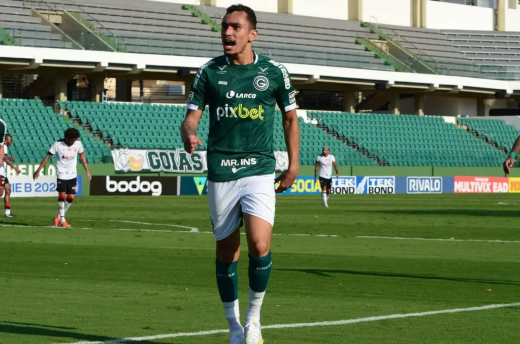 Meia-atacante Luan Dias foi autor de dois gols na vitória sobre o time rubro-negro e colocou a equipe esmeraldina no G-4 novamente | foto: Afonso Cardoso