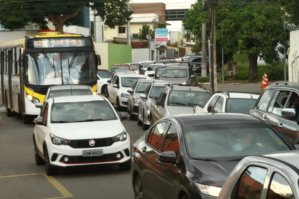 Alternativa por transporte particular gera outros problemas, como mais carros nas vias públicas e demanda por combustíveis. Entenda | Foto: Wesley Costa/O Hoje