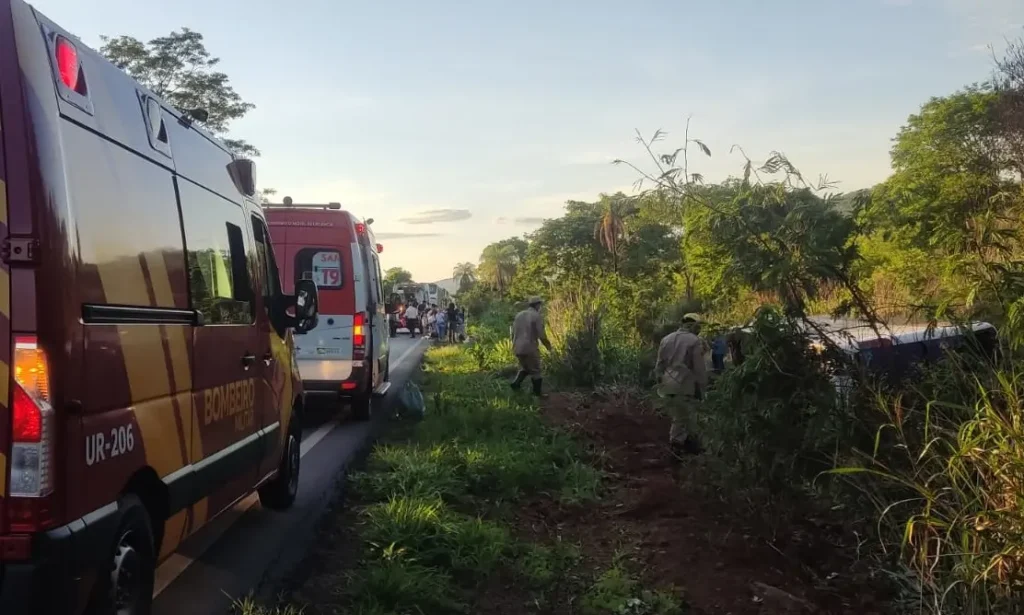O veículo transportava 27 passageiros e saiu da pista, capotando às margens da rodovia. | Foto: Divulgação/CBMGO