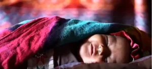 A mãe da criança conta que o motivo da decisão foi o fato de que o outro filho estava morrendo de fome. | Foto: Reprodução/BBC