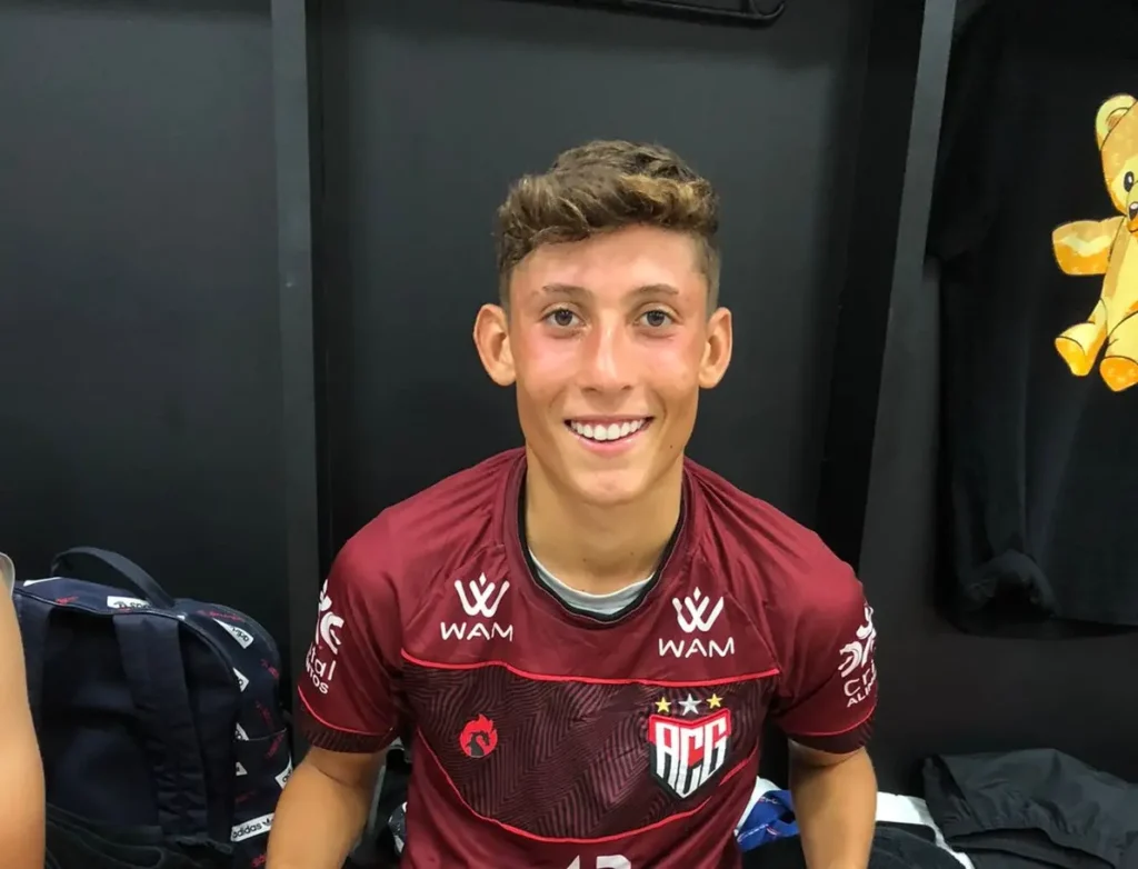 Diego no vestiário do CT do Dragão, pouco antes de treinar com o elenco principal rubro-negro | Foto: Arquivo pessoal