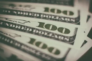 Por volta de 10h35, a moeda americana tinha alta de 0,70%, sendo negociada a aproximadamente R$ 5,7045. | Foto: Reprodução/Internet