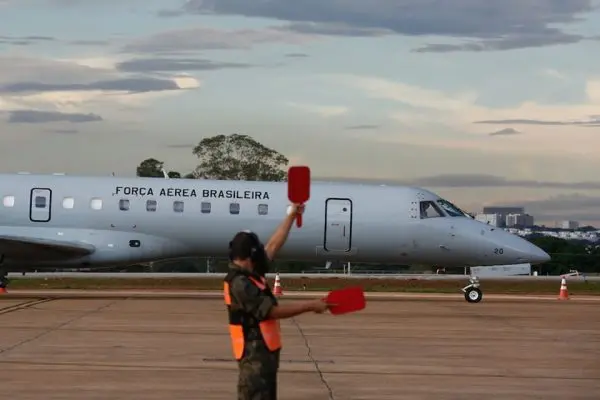 Aeronaves da FAB transportam inúmeros passageiros sem ligação com as agendas dos ministros; lista inclui desde familiares até pastor e lobista. | Foto: Reprodução