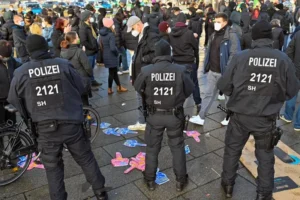Os militantes portavam sprays de pimenta, cassetetes e outras armas, e impediam a entrada de migrantes na Alemanha | Foto: Reprodução