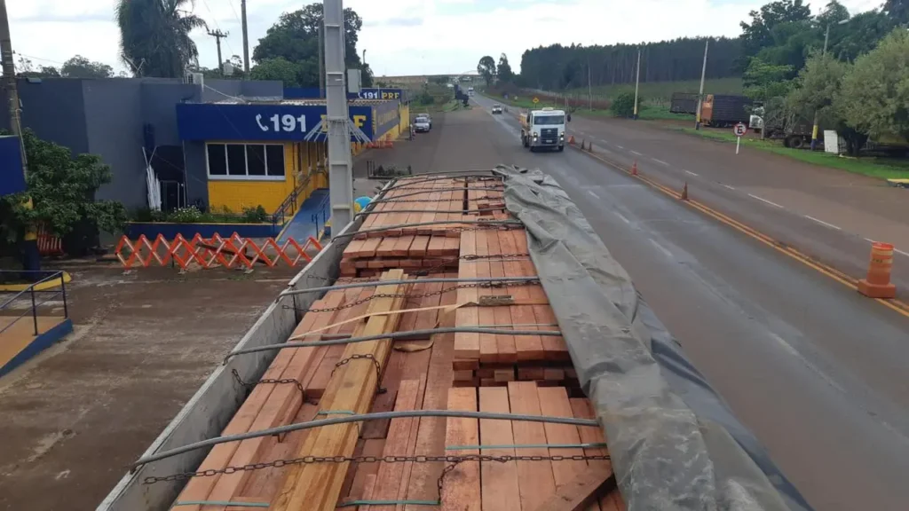 O motorista do caminhão afirmou não conhecer o dono da carga e que apenas ganharia pelo frete o valor de R$9,5 mil. | Foto: PRF