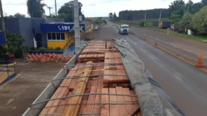 O motorista do caminhão afirmou não conhecer o dono da carga e que apenas ganharia pelo frete o valor de R$9,5 mil. | Foto: PRF