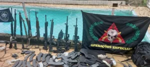 Armamento "de guerra" foi apreendido durante a ação; ee acordo com a polícia militar, o grupo iria assaltar um agência bancária da região neste domingo ou segunda. | Foto: Reprodução/Polícia Militar