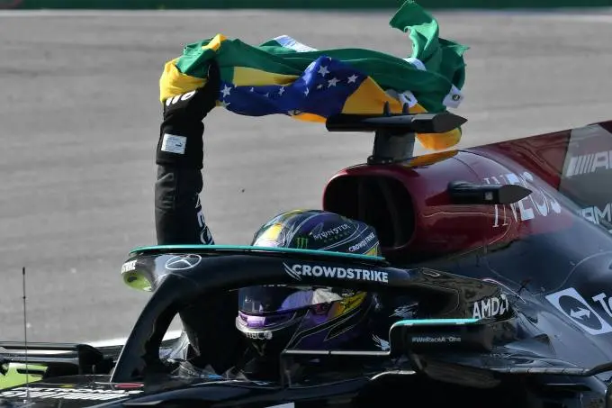 Em outras ocasiões Hamilton já havia declarado sua idolatria relacionada ao piloto brasileiro | Foto: Reprodução