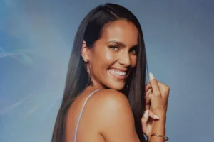 Cantora e compositora Ju Moraes lança a faixa 'Essa Minha Canção', um pop romântico com alicerce no beat eletrônico. | Foto: Reprodução/Luiza Ferraz
