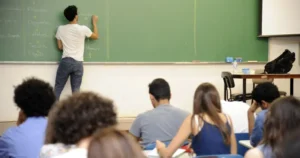 Aulas seriam direcionadas a estudantes do Ensino Médio municipal, do EJA e do Profen.