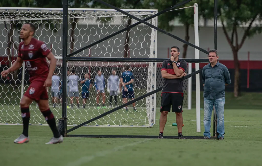 Ameaçado pelo rebaixamento, Adson Batista se mantém confiante na permanência do Atlético-GO na Série A para 2022 | Foto: Bruno Corsino/ACG