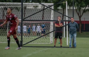 Ameaçado pelo rebaixamento, Adson Batista se mantém confiante na permanência do Atlético-GO na Série A para 2022 | Foto: Bruno Corsino/ACG