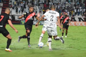 O gramado molhado do Estádio Antônio Accioly prejudicou o bom futebol de Atlético-GO e Santos, que empataram sem gols | Foto: Afonso Cardoso