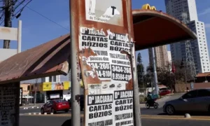 Com o período chuvoso, muitos usuários esperam os ônibus ao relento e se molham | Foto: Reprodução