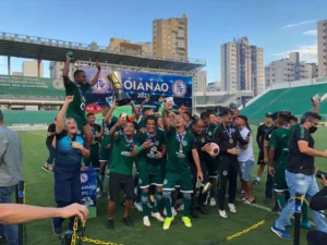 Equipe esmeraldina celebra título estadual onde terminaram invictos |  foto: Felipe André / Jornal O Hoje