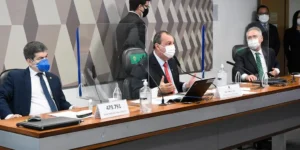 Para membros do Legislativo, presidente tenta, através de suas transmissões nas redes sociais, "sabotar" campanha de vacinação contra o coronavírus