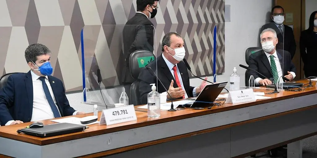 Para membros do Legislativo, presidente tenta, através de suas transmissões nas redes sociais, "sabotar" campanha de vacinação contra o coronavírus