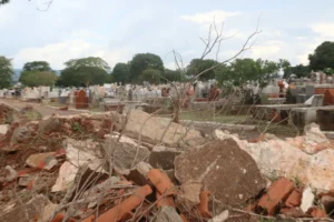 Moradores próximos ao Cemitério Parque dizem que o local se tornou abrigo de criminosos. | Foto: Jota Eurípedes