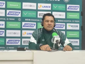 Treinador não deixou de citar os treinadores que ajudaram no acesso e nem de agradecer a toda a diretoria esmeraldina | foto: Rosiron Rodrigues / Goiás EC