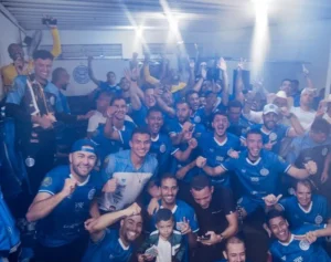 Após a vitória contra o Morrinhos, os jogadores do Goiatuba comemoraram o retorno à elite do futebol goiano | Foto: Goiatuba EC