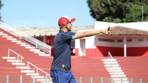 Em 2022, Higo Magalhães deixará de ser interino e assumirá, de vez, o comando técnico colorado | Foto: Douglas Monteiro/Vila Nova FC
