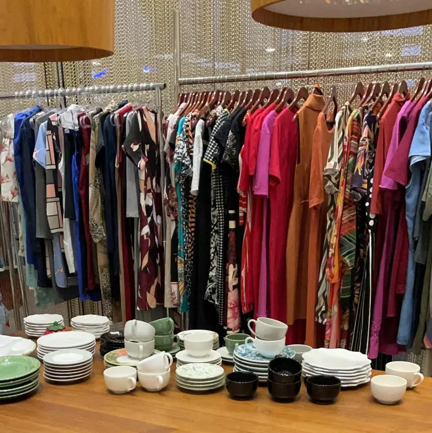 Renda arrecadada com a venda das peças seminovas será destinada para a produção de cestas básicas para famílias carentes. | Foto: Reprodução/Internet
