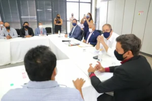 Prefeito Rogério Cruz anunciou a decisão a representantes dos trabalhadores da Feira Hippie nesta manhã; mudança passa a valer a partir do dia 19 de novembro. | Foto: Jackson Rodrigues/Reprodução