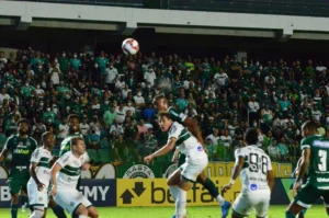 Equipe esmeraldina tentou desde o primeiro tempo a jogada aérea e Rezende quase abriu o placar para o Goiás | foto: Afonso Cardoso