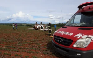 Dois homens foram encontrados a bordo da aeronave e encaminhados aos hospital | Foto: CBMGO