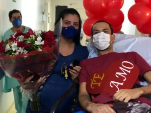 Casal, que está junto há quatro anos e cria quatro filhos, comemorou a saída do hospital. | Foto: Divulgação