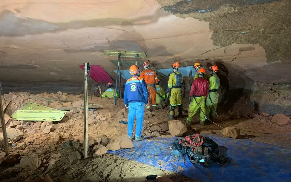 Um grupo de 28 bombeiros civis fazia um treinamento de técnicas de resgate na gruta Duas Bocas. | Foto: Reprodução