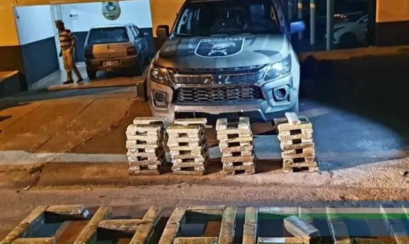 O autor, juntamente com a droga apreendida, foi encaminhado à Delegacia de Polícia do município. | Foto: Divulgação/PMGO