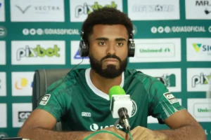 Volante foi elogiado depois de atuação em vitória diante do Coritiba, que voltou Goiás ao G-4 | foto: Rosiron Rodrigues / Goiás EC