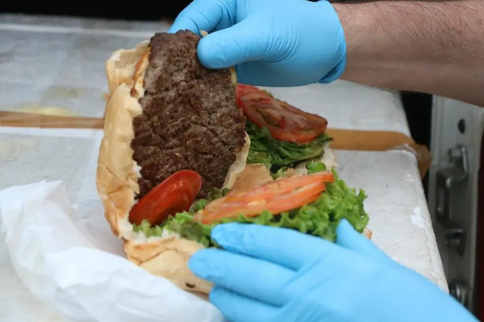 Apesar de considerado impróprio ao consumo, produto era utilizado para produção de hambúrgueres comercializados em restaurantes de Caxias do Sul (RS). | Foto: Reprodução