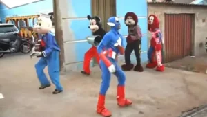 Na China, usuários da rede social estão tentando reproduzir a coreografia do grupo de animadores, que se fantasiam de personagens como Fofão, Mickey e Popeye. | Imagem: Reprodução