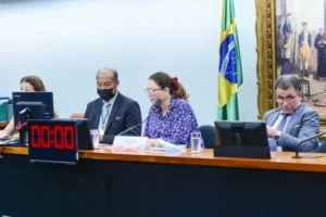 Atualmente, a idade é de 75 anos; a constitucionalidade da PEC foi aprovada por 35 votos favoráveis e 24 contrários. | Foto: Agência Câmara de Notícias