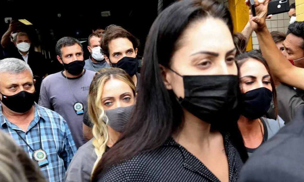 Monique Medeiros da Costa e Silva, mãe do menino Henry Borel, deixa à Delegacia de Polícia da Barra da Tijuca(16ªDP), após prestar depoimento sobre a morte do menido de 4 anos.
