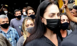 Monique Medeiros da Costa e Silva, mãe do menino Henry Borel, deixa à Delegacia de Polícia da Barra da Tijuca(16ªDP), após prestar depoimento sobre a morte do menido de 4 anos.
