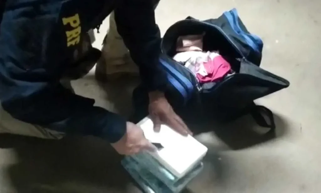 À PRF, a mulher contou que viajava de Cuiabá (MT) para Brasília e recebeu uma bolsa na rodoviária da Capital | Foto: PRF