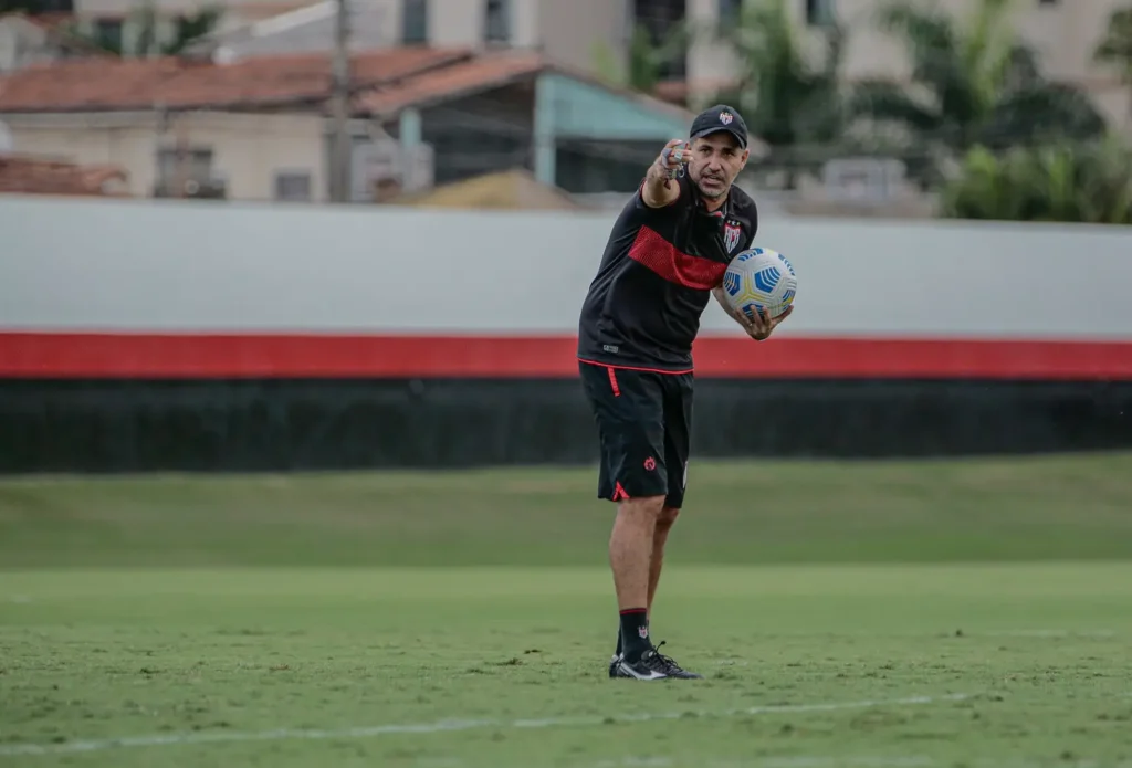 Treinador explicou o porquê de optar começando com João Paulo ao invés de formação com três volantes | foto: Bruno Corsini / ACG