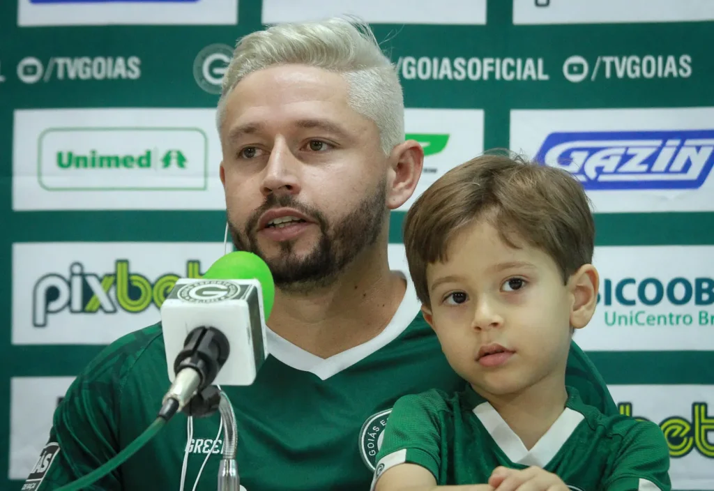 Meia platinou o cabelo após acesso diante do Guarani e falou sobre a temporada 2022 | foto: Rosiron Rodrigues / Goiás EC