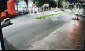Um vídeo mostra o momento em que a mulher está caminhando pela calçada e é atingida por trás. Veja | Foto: reprodução
