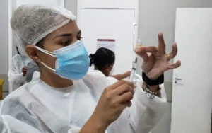 Pessoas que tomaram a segunda dose há cinco meses poderão receber o imunizante | Foto: Prefeitura de Goiânia