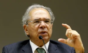 O ministro da economia, Paulo Guedes,fala à imprensa no auditório do ministério da economia em Brasília