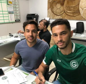 Ao lado de seu empresário Pedro Ivo, o atacante renova seu vínculo com o clube por mais uma temporada | foto: Divulgação / Cleansports